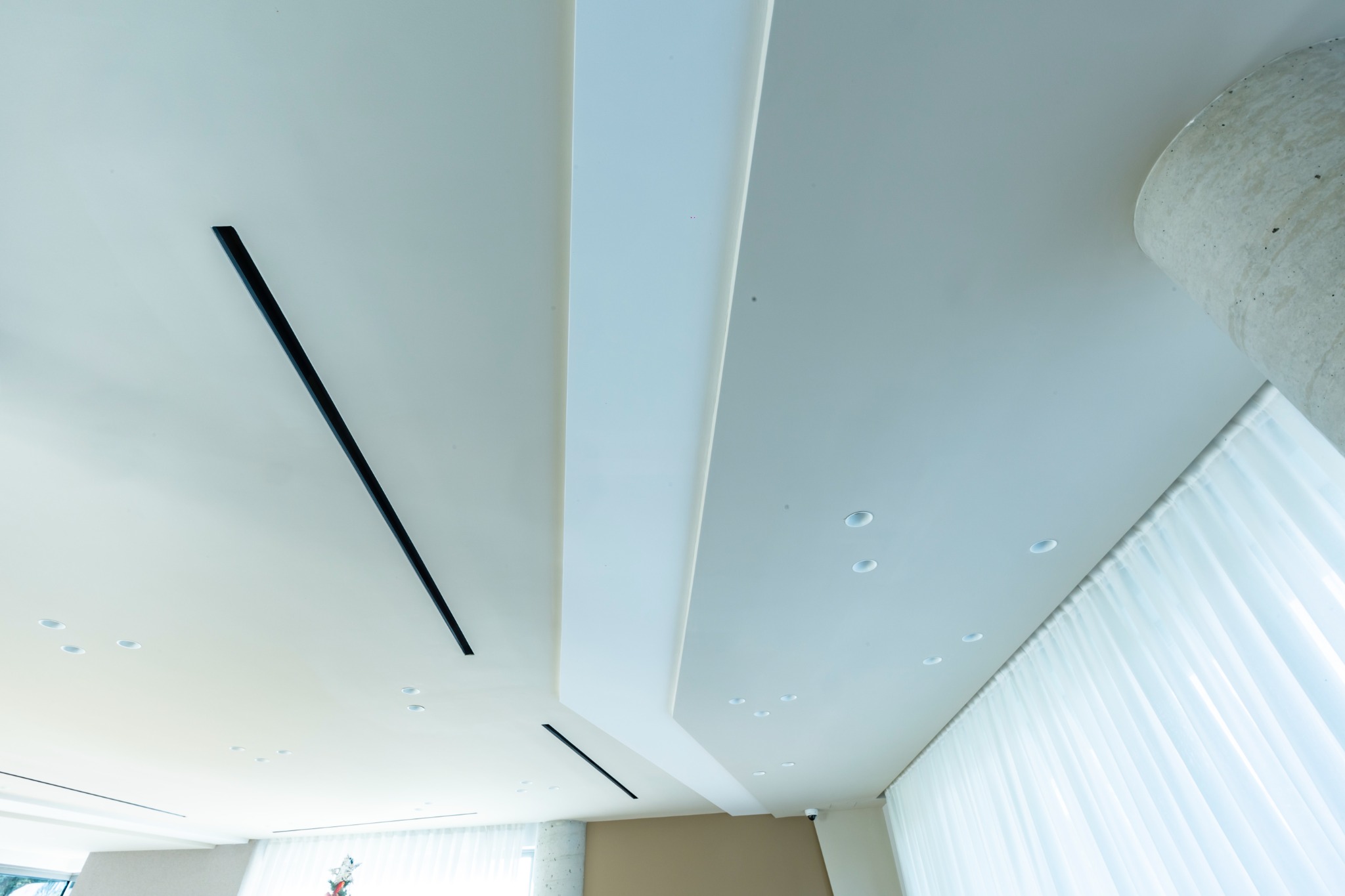 Controsoffitto con elementi lineari e illuminazione incassata