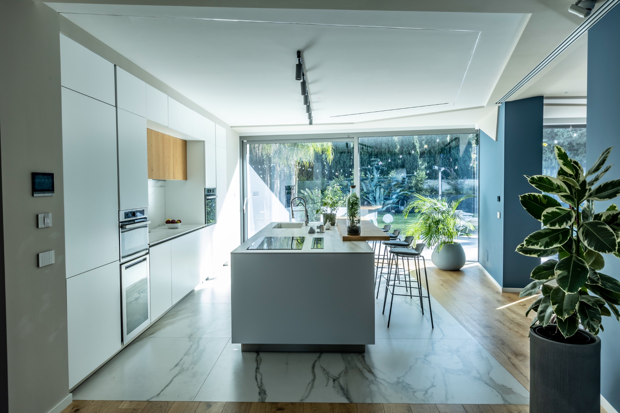 Cucina completata con isola e vetrata affacciata sul giardino