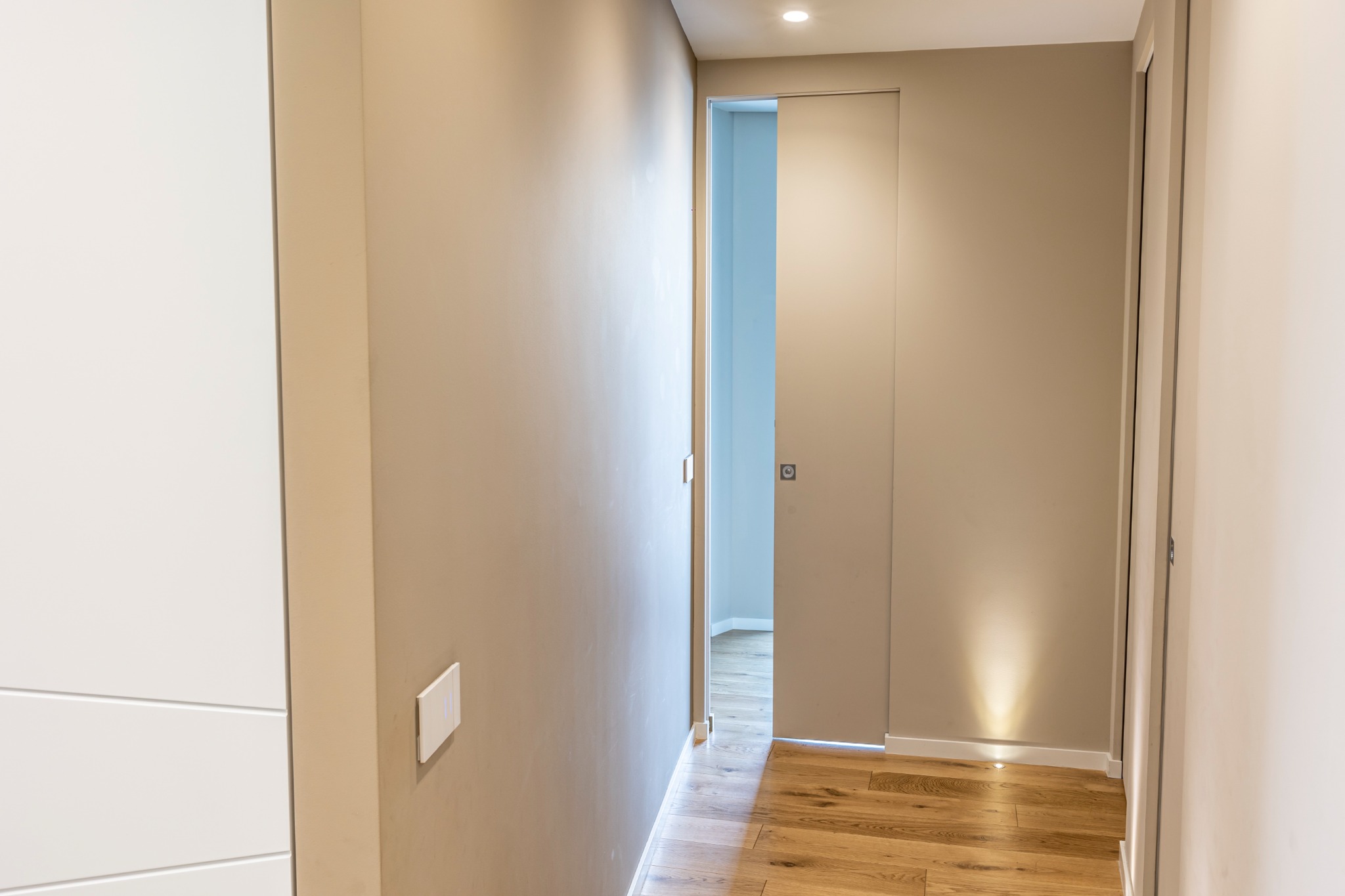 Disimpegno completato con illuminazione a parete