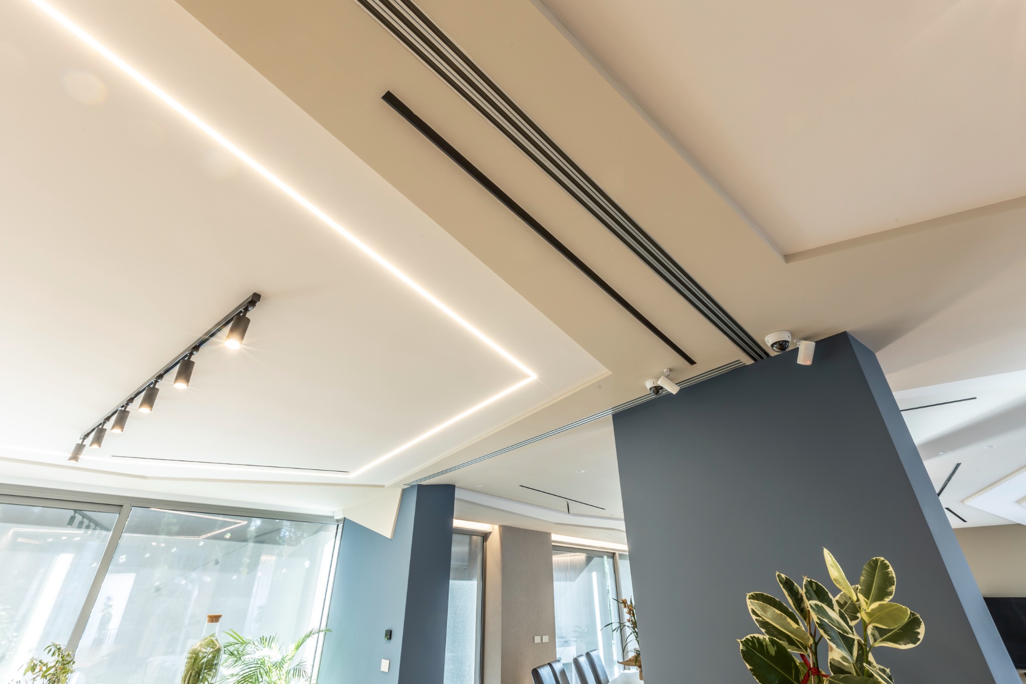 Soffitto con illuminazione indiretta e binari a vista